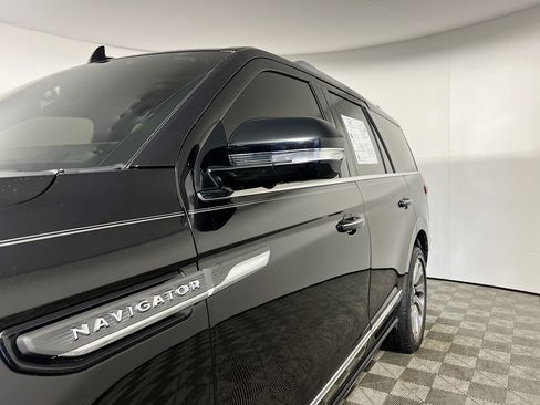 Used 2022 Lincoln Navigator Reserve image 13