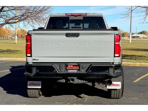 Used 2024 Chevrolet Silverado 2500 ZR2 w/ Technology Package image 4