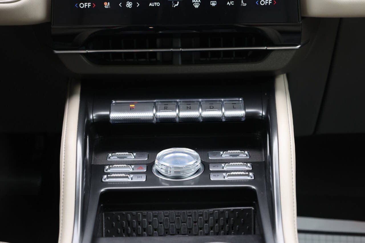 Used 2024 Lincoln Nautilus Premier AWD/4WD image 23