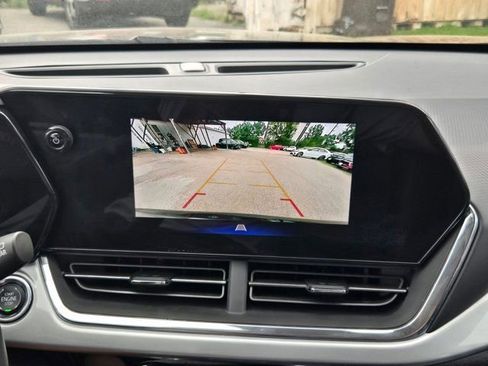 Used 2025 Chevrolet Trax LT w/ LT Convenience Package FWD image 19