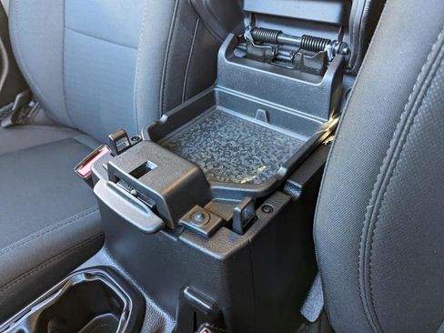 Used 2022 Jeep Wrangler Unlimited Sport image 27