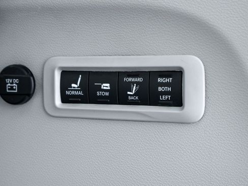 Used 2020 Chrysler Pacifica Limited w/ Tire & Wheel Group image 41