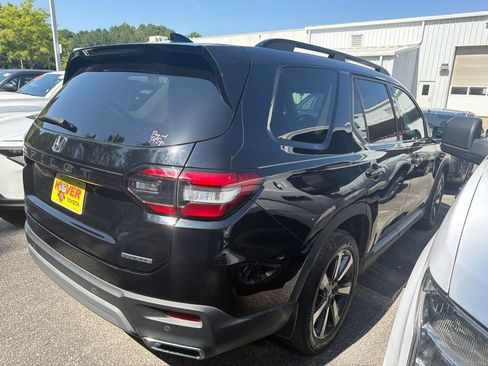 Used 2025 Honda Pilot Touring image 3