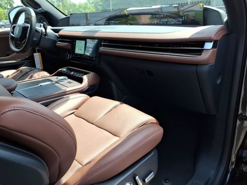 New 2026 Lincoln Navigator Reserve AWD/4WD image 9