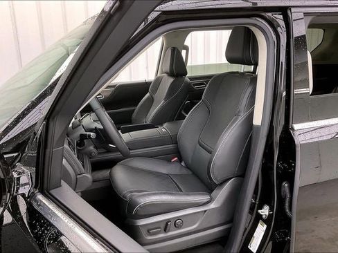 Certified 2025 INFINITI QX80 Luxe image 8