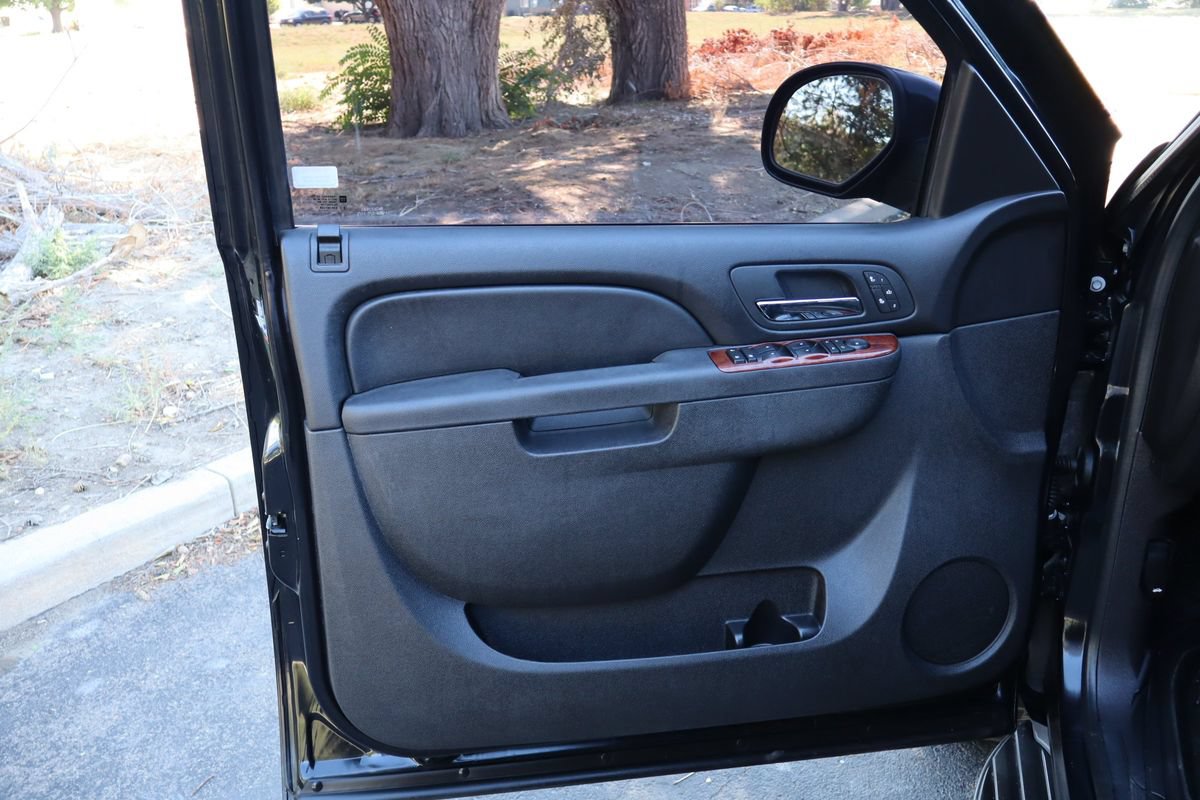 Used 2011 GMC Yukon SLT w/ SLT-2 Equipment Package AWD/4WD image 23