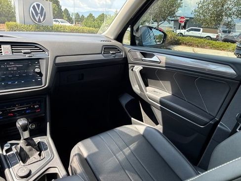 Used 2023 Volkswagen Tiguan SE w/ Panoramic Sunroof Package AWD/4WD image 18