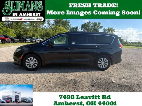 Used 2017 Chrysler Pacifica Touring FWD image 1