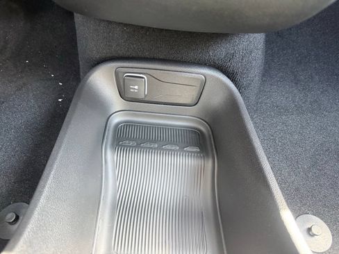New 2027 Chrysler Pacifica Select w/ Family Tech Group FWD image 28