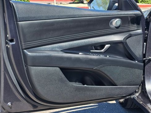 Used 2021 Hyundai Elantra SEL w/ Convenience Package image 9