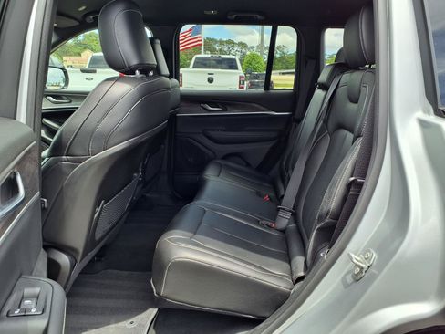 Used 2025 Jeep Grand Cherokee Limited w/ Black Appearance Package AWD/4WD image 9