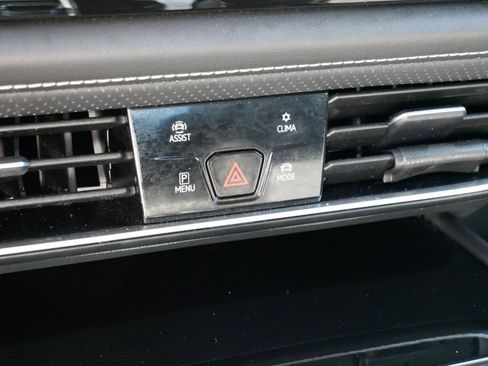 Used 2025 Volkswagen Atlas SE AWD/4WD image 25