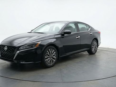 Used 2025 Nissan Altima 2.5 SV FWD image 3