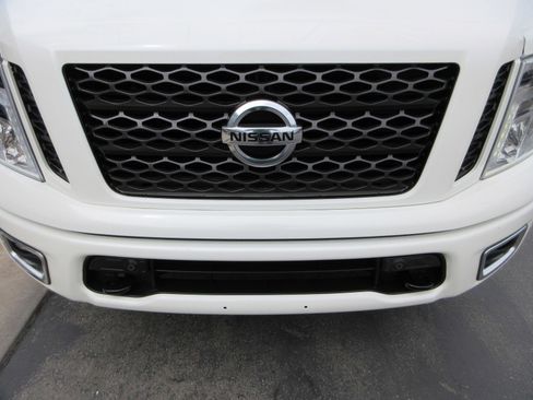 Used 2017 Nissan Titan PRO-4X AWD/4WD image 18