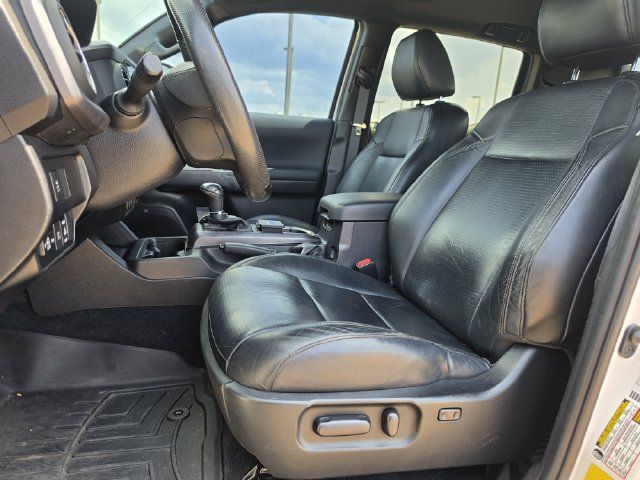 Used 2022 Toyota Tacoma TRD Sport w/ TRD Premium Sport Package AWD/4WD image 8