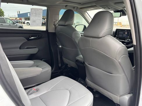 Used 2022 Toyota Highlander XLE AWD/4WD image 17