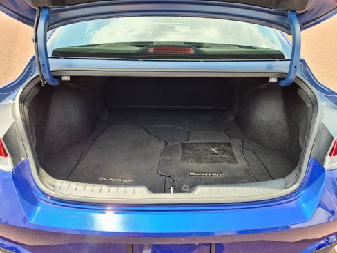 Used 2023 Hyundai Elantra SEL FWD image 8