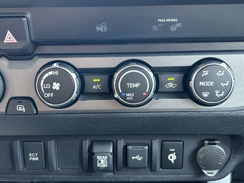Used 2020 Toyota Tacoma TRD Off-Road AWD/4WD image 27