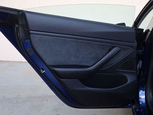 Used 2018 Tesla Model 3 Long Range RWD image 16