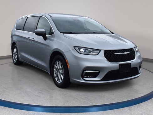 Used 2023 Chrysler Pacifica Touring-L FWD image 5