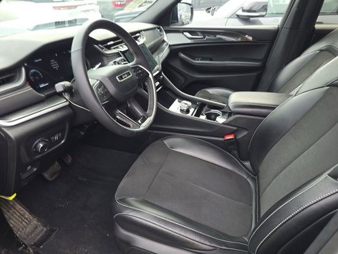 Used 2023 Jeep Grand Cherokee Altitude image 8