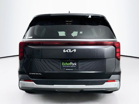 Used 2025 Kia Carnival FWD image 7