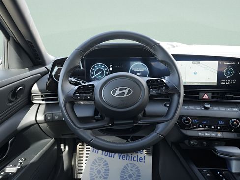 Certified 2025 Hyundai Elantra SEL FWD image 15