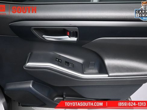 Used 2024 Toyota Highlander XLE AWD/4WD image 35