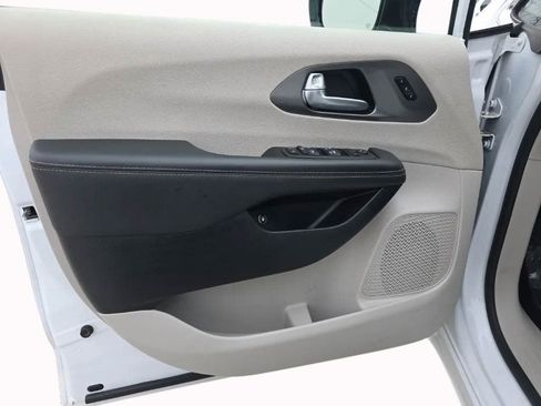Used 2024 Chrysler Pacifica Limited FWD image 10