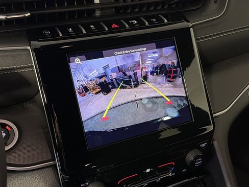 Used 2025 Jeep Grand Cherokee L Laredo image 22