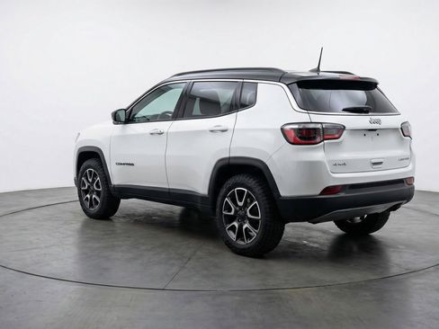Used 2025 Jeep Compass Trailhawk image 5