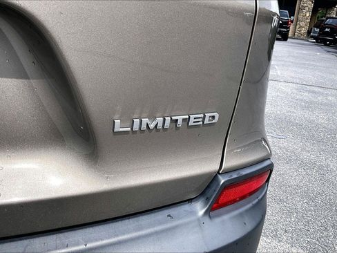 Used 2019 Jeep Cherokee Limited AWD/4WD image 9