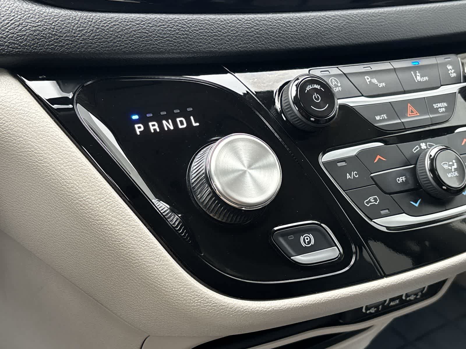Used 2023 Chrysler Pacifica Touring-L FWD image 23