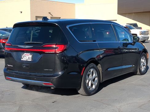 Used 2024 Chrysler Pacifica Limited image 3