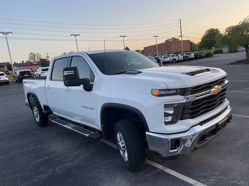 Used 2025 Chevrolet Silverado 2500 LT w/ Convenience Package AWD/4WD image 3