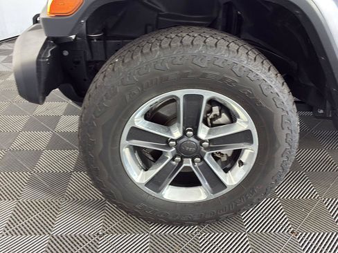 Used 2019 Jeep Wrangler Unlimited Sahara w/ Cold Weather Group AWD/4WD image 16