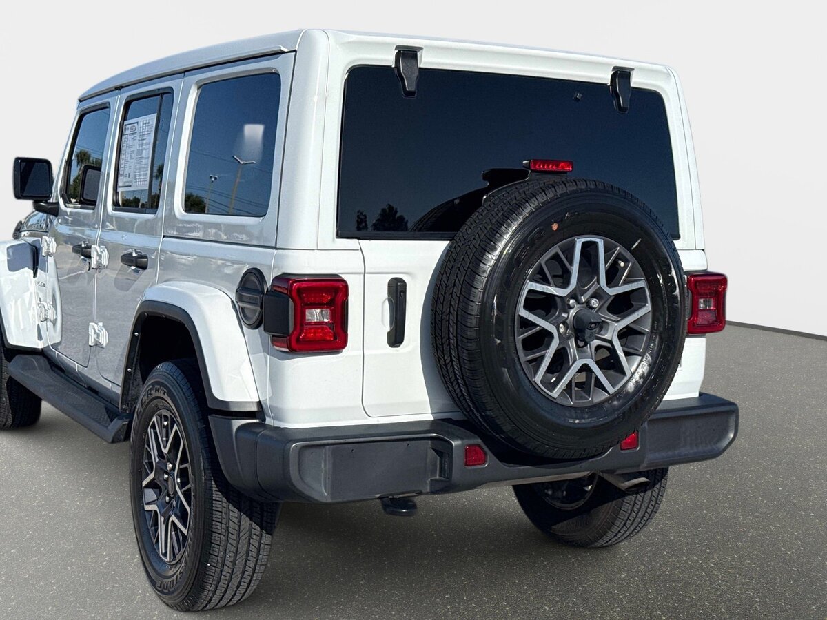 Used 2024 Jeep Wrangler Unlimited Sahara w/ Technology Group AWD/4WD image 8