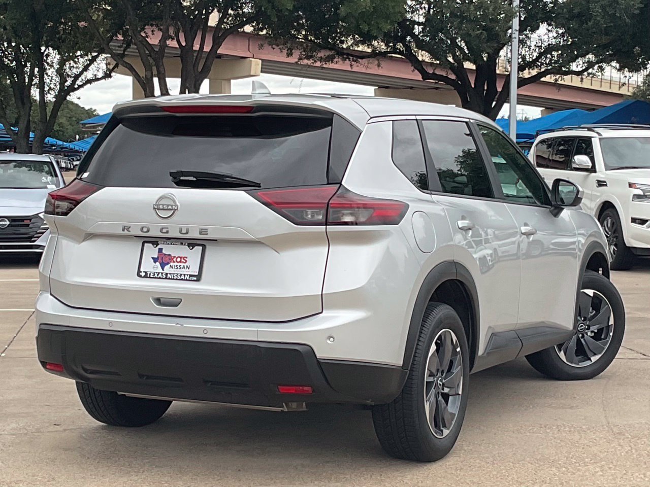 Used 2025 Nissan Rogue SV FWD image 4