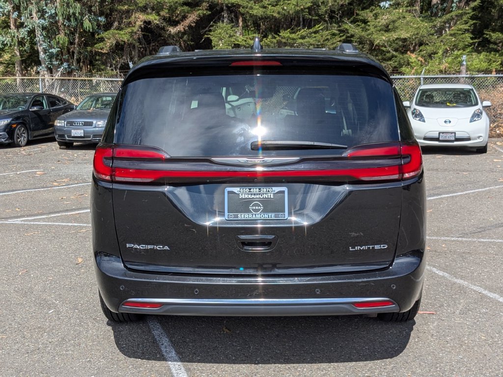 Used 2023 Chrysler Pacifica Limited FWD image 6