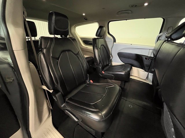 Used 2024 Chrysler Pacifica Touring-L FWD image 12