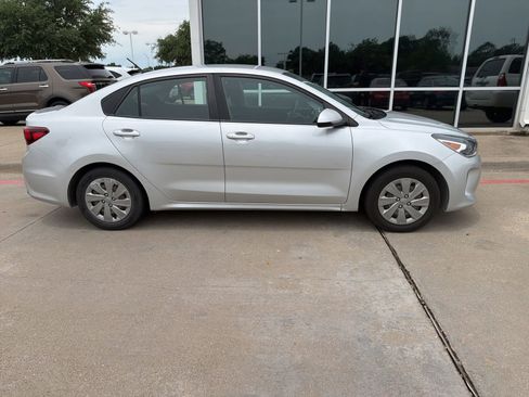Used 2019 Kia Rio S FWD image 3