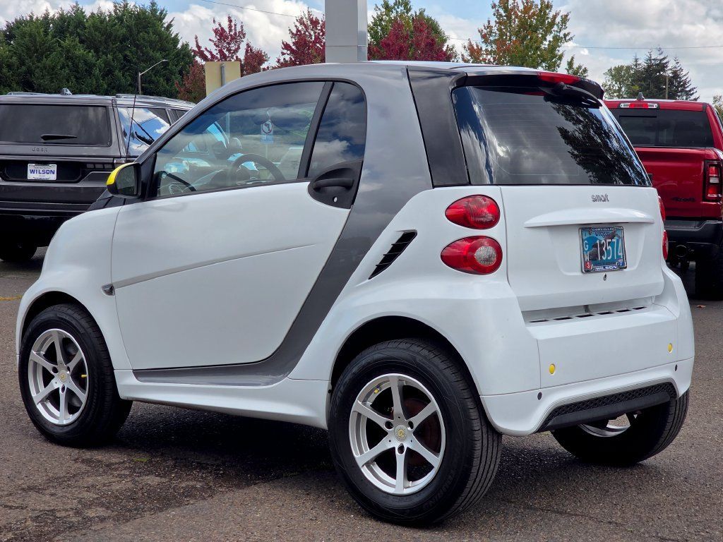 Used 2014 smart fortwo passion RWD image 2