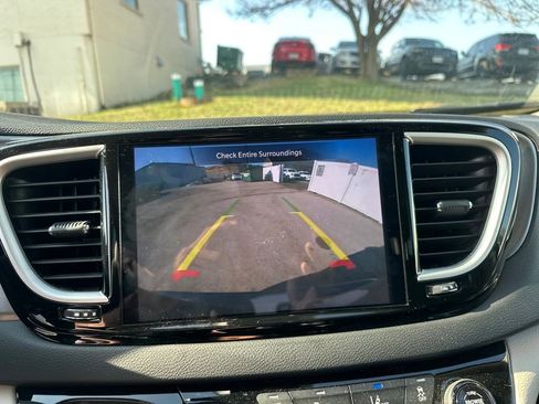 Used 2023 Chrysler Pacifica Touring-L FWD image 45