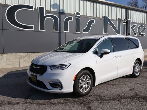 Used 2023 Chrysler Pacifica Touring-L image 1