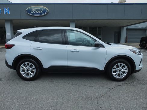 Used 2025 Ford Escape Active FWD image 2