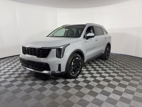 Used 2025 Kia Sorento S w/ Panoramic Sunroof Package image 3
