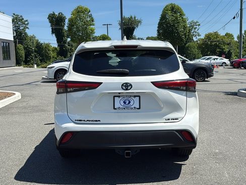 Used 2020 Toyota Highlander LE AWD/4WD image 5