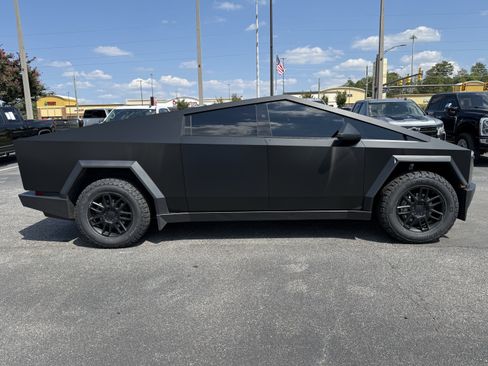 Used 2024 Tesla Cybertruck AWD Crew Cab image 12