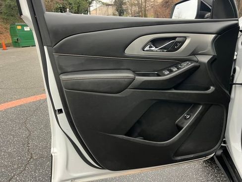 Used 2021 Chevrolet Traverse LT image 10