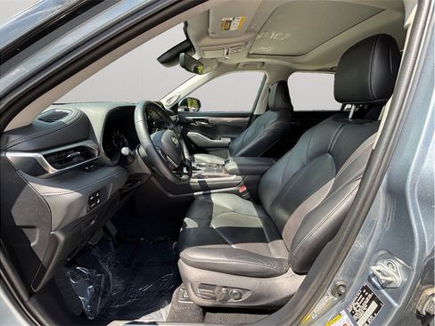 Used 2021 Toyota Highlander Limited FWD image 2